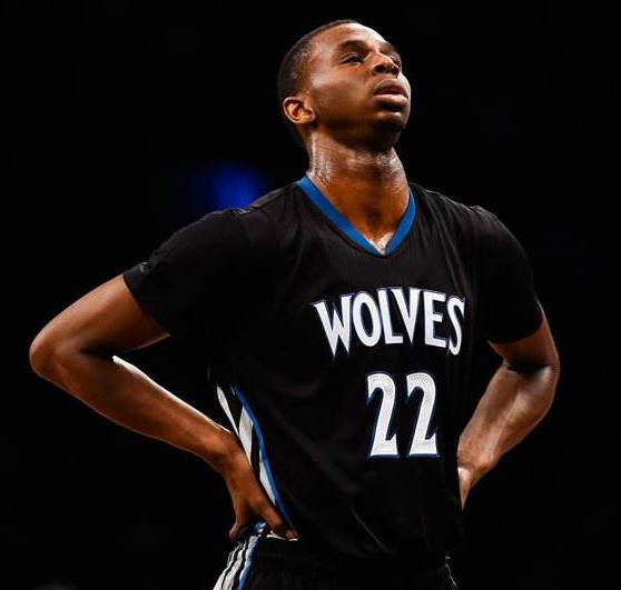 库里三分爆炸连中八球点燃全场（库里三分手感炸裂，连飙8记引爆全场）