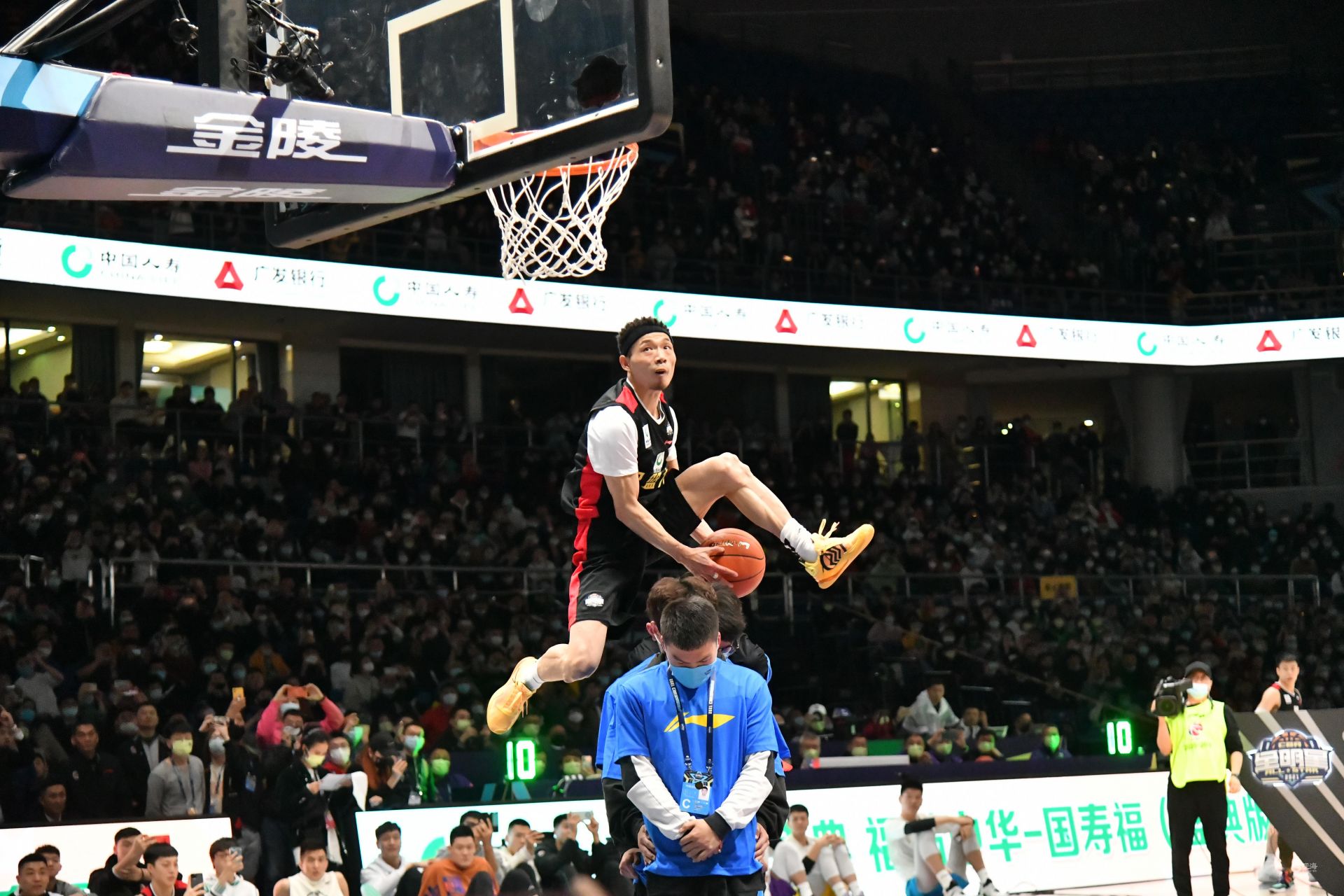 23投13中！恩比德怒砍39分刷新赛季新高（恩比德火力全开：39分轰破赛季新高，23投13中）