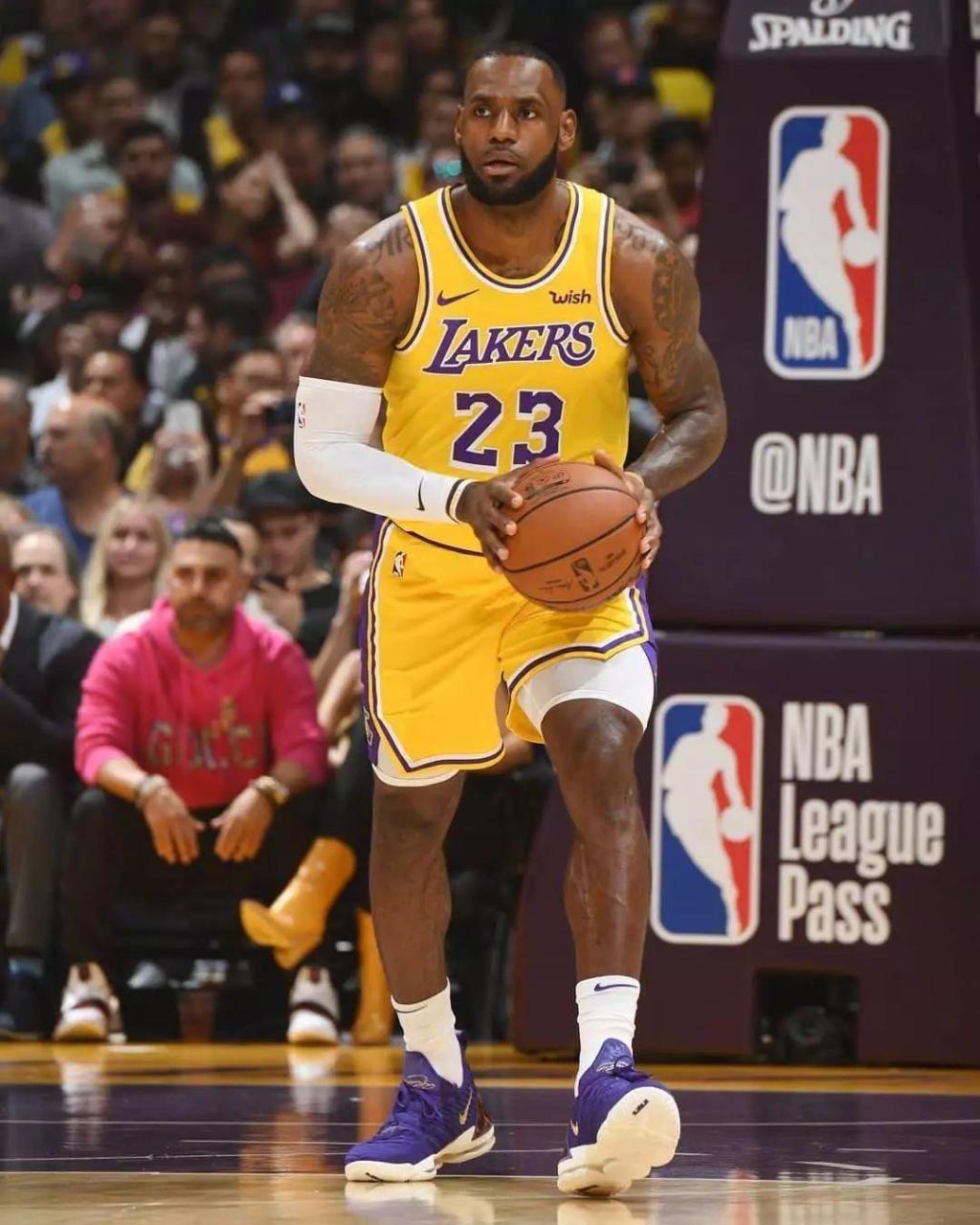 凯恩连续3场欧冠0球0助攻，为职业生涯并列最长场次（欧冠近3战凯恩0进球0助攻，追平其生涯最长纪录）