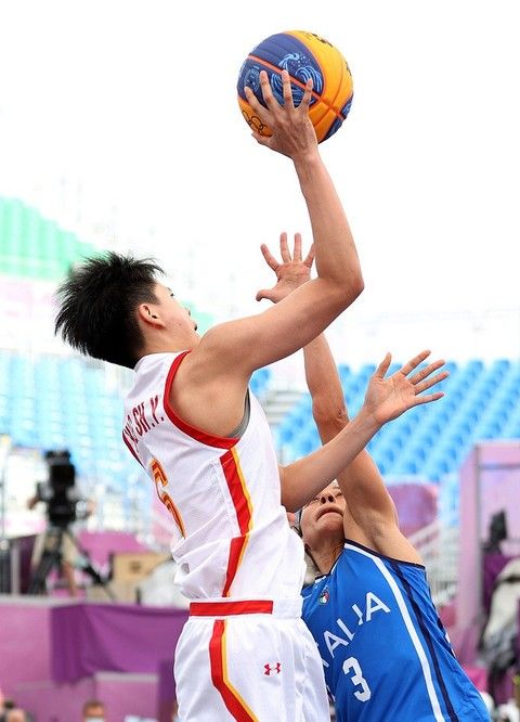 世体：为保证巴萨锋线始终保持状态，费兰与莱万将交替首发（世体：巴萨为保持锋线活力，费兰与莱万将轮换先发）