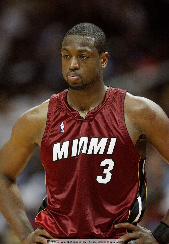 詹姆斯篮板抢断关键时刻锁定胜局（詹姆斯关键篮板与抢断终结悬念）